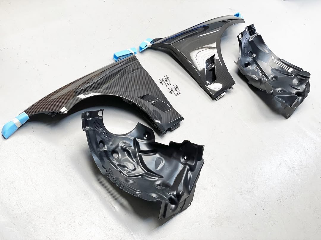 SUPER LIGHT WEIGHT BMW F87 CARBON FIBER FENDERS